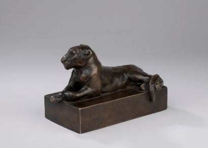 null Georges Lucien Guyot (1885-1973) 

Reclining panther

Bronze with light brown...