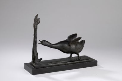 null Maurice Prost (1894-1967) 

L’oie et l’escargot

Bronze à patine brune

Signé...