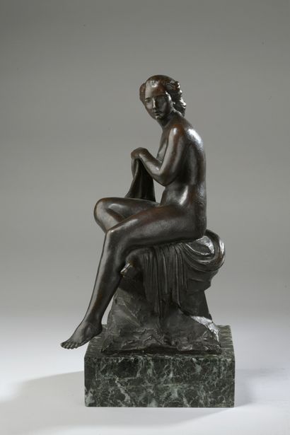 null Pierre-Marie Poisson (1876-1953) 

Baigneuse assise

Bronze à patine brune Signé...