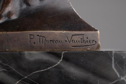 null Paul Moreau-Vauthier (1871-1936)

Le baiser

Bronze à patine brun clair 

Signé...