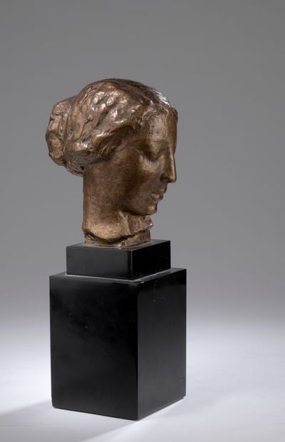 null Robert Wlérick (1882-1944)

La Jeunesse

1930-1933

Buste petite nature en bronze...