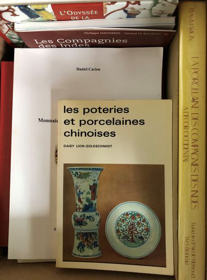 null Une caisse d'ouvrages reliés modernes sur les Arts de l'Inde et de la Chine...