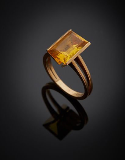 null Bague en or jaune 18K 750‰, ornée d’une pierre jaune de forme rectangulaire,...