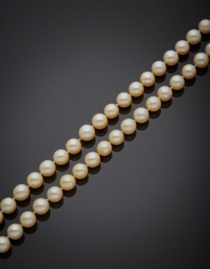 Long necklace made of cultured pearls, mounted...