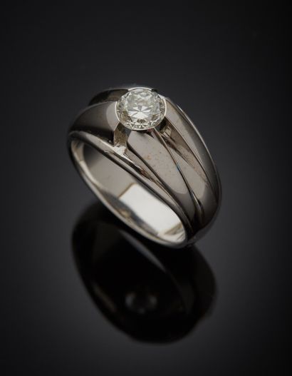 null Bague jonc en or gris 18K 750‰, sertie d’un diamant de taille brillant.

Dim....