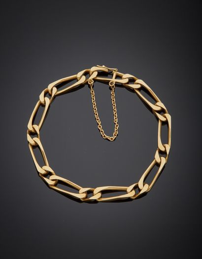 null Bracelet in 18K yellow gold 750‰, gourmet mesh, clasp with eight and safety...