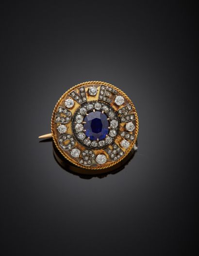 null Brooch in 18K gold 750‰ and silver 2nd title 800‰, of round shape adorned in...