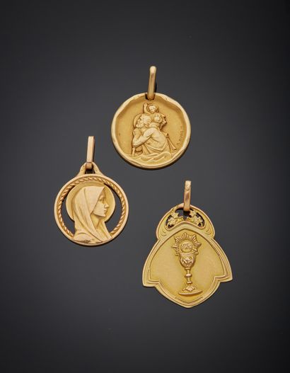 null Lot comprenant trois médailles en or jaune 18K 750‰, une médaille de communion,...