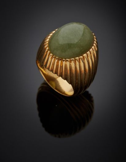 null Bague en or jaune 18K 750‰, ornée en son centre d’une aventurine verte de forme...