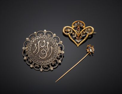 null Lot including an 18K yellow gold 750‰ tie pin, adorned with a pearl (probably...