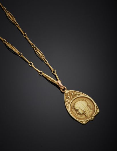 null 18K yellow gold 750‰ medal, shell-shaped, bordered with roses, in the center...