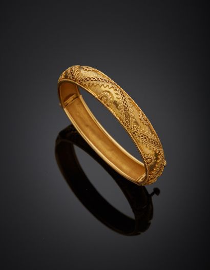 null 18K yellow gold 750‰ hinged bracelet, adorned with filigree and granulations,...
