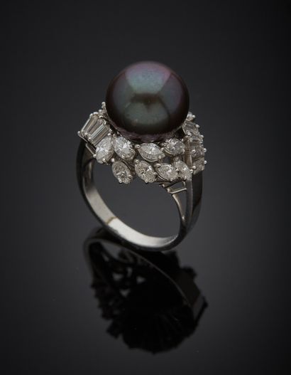 null Platinum ring 850‰, adorned with a gray South Sea cultured pearl in a surround...