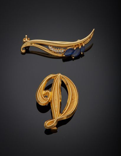 null Lot comprising: 

- an 18K yellow gold 750‰ brooch, in the shape of the letter...