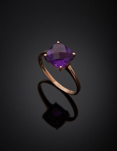 9K rose gold ring 375‰, adorned with a cushion-shaped...
