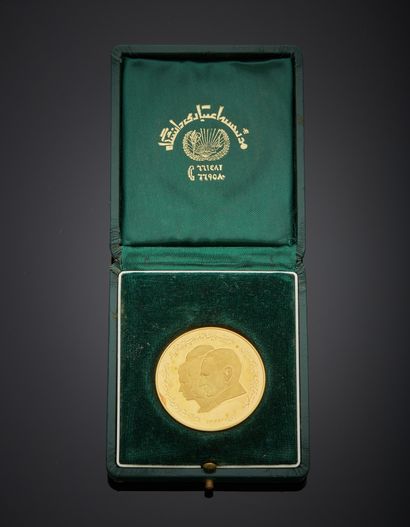 null Yellow gold (900‰) commemorative medal with the effigy of the imperial family...