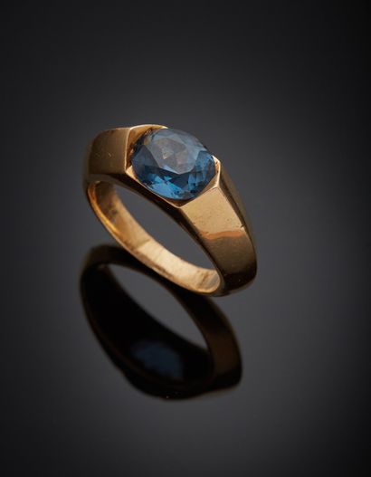 null 18K yellow gold 750‰ ring, set with an oval-shaped blue stone. Stone chipped,...