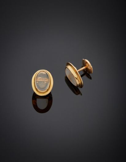 null Pair of 18K yellow gold 750‰ stud earrings, adorned with an oval cabochon-cut...