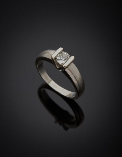 null Solitaire in 18K white gold 750‰, set with a brilliant cut diamond. Traces of...