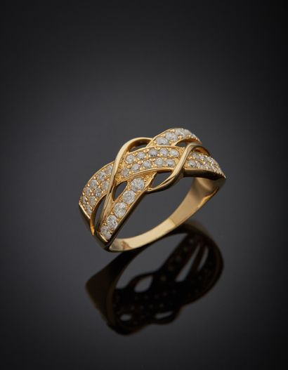 null Ring in 9K yellow gold 375‰, adorned with interlocking links, partially set...