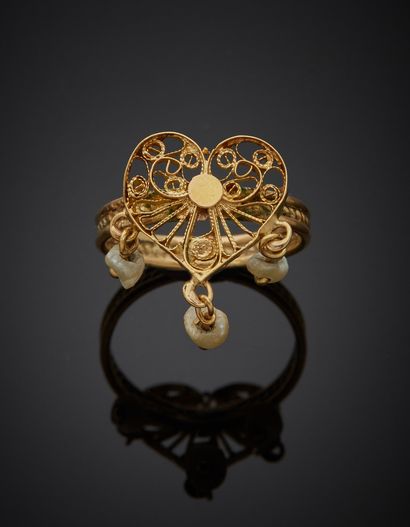 null An 18K yellow gold 750‰ filigree heart-shaped ring adorned with three movable...
