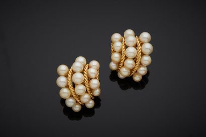 null Pair of 18K yellow gold 750‰ ear clips, adorned with three rows of cultured...