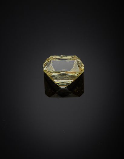 null Bague en platine 850‰, de forme rectangulaire, sertie d’un diamant jaune clair...