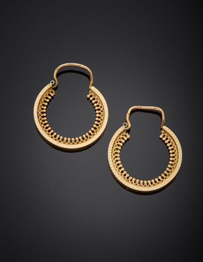 null Pair of 18K yellow gold 750‰ earrings, round shape, adorned with a lacy frieze...
