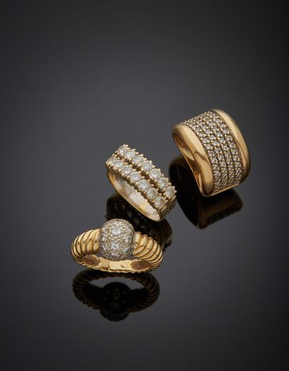 null Lot in 18K gold 750‰ comprising:

- a two-tone gold ring adorned with a sphere...