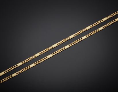 null Chain in 18K yellow gold 750‰, flattened and filed gourmette mesh scandalized...