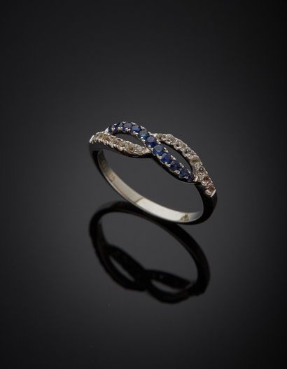 null Bague en or gris 9K 375‰, composée de deux liens entrecroisés, l’un serti de...