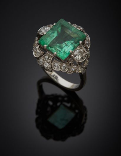 null 18K white gold 750‰ and platinum 850‰ ring, set with a rectangular cut emerald...