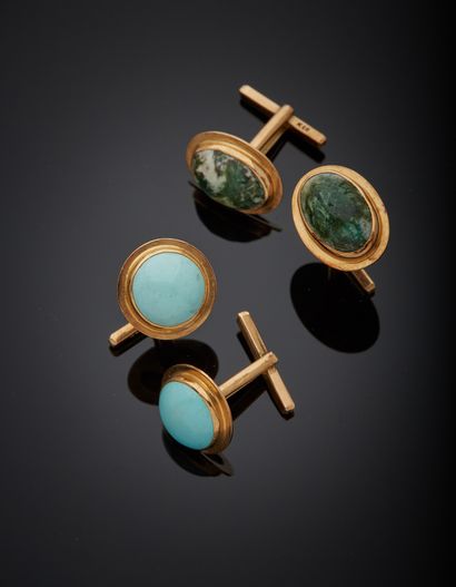 null Two pairs of single cufflinks in 18K yellow gold 750‰, one round set with turquoise...