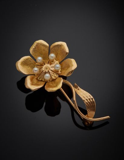 null 18K yellow gold 750‰ brooch, flower-shaped, adorned with pearls (missing). 

French...