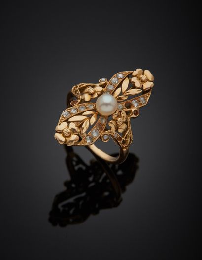 An 18K yellow gold 750‰ marquise ring, adorned...