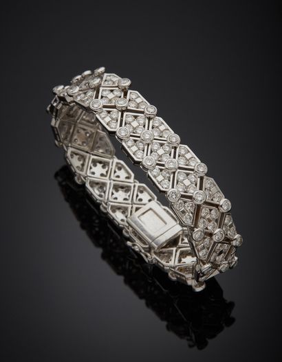 null Bracelet en or gris 18K 750‰, articulé de motifs triangulaires et losangiques...