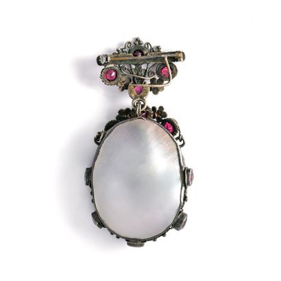 null Silver 800‰ brooch set with red stones and holding a double-sided mother-of-pearl...