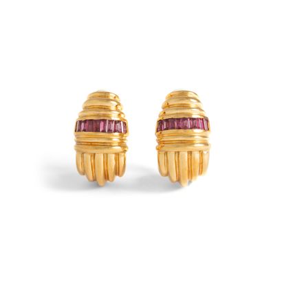 null Pair of 18K yellow gold 750‰ earrings respectively set with calibrated red stones.
Wear...