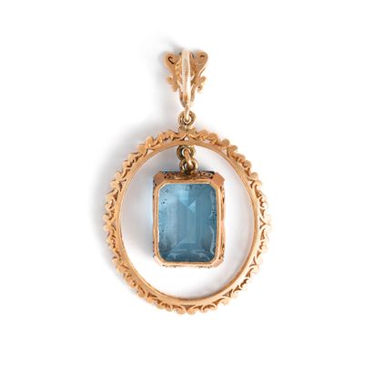null 14K gold pendant 585‰ adorned with a large emerald-cut blue stone.
Wear consistent...