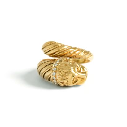 null 18K yellow gold 750‰ ring set with white stones representing a lion's head.
Scratches,...