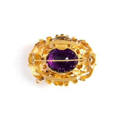 null 18K yellow gold 750‰ brooch centered with an oval cut amethyst. Swedish hallmarks.
Deformations...