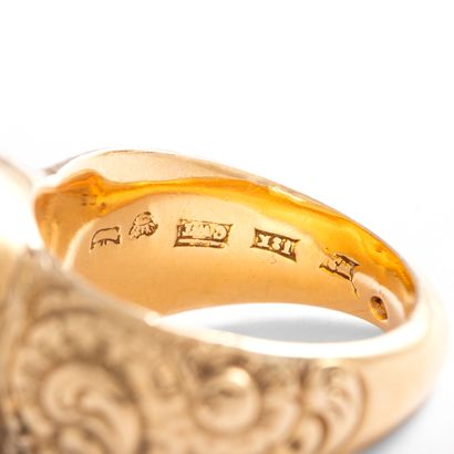 null Yellow gold18K 750‰ signet ring chased with scrolls adorned with an intallion...