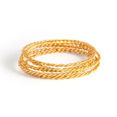 null Set of five 18K yellow gold 750‰ twisted bracelets.
Wear consistent with age...
