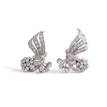 null 18K white gold 750‰ earrings set with round-cut diamonds, some 8/8 cut. 
Wear...