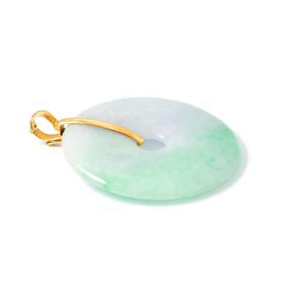 null 18K yellow gold 750‰ pendant holding a jade disc (treated).
Wear consistent...