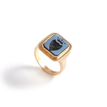 null Yellow gold 18K 750‰ signet ring adorned with an intaglio on nicolo agate representing...