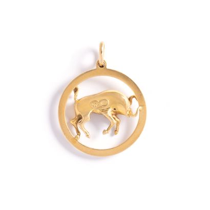 null 18K yellow gold 750‰ pendant depicting a bull in a circle.
Slight chips. Height...