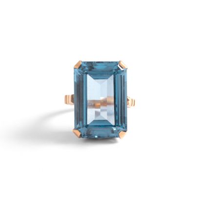 null 14K gold 585‰ ring set with an emerald-cut blue stone.
Wear consistent with...