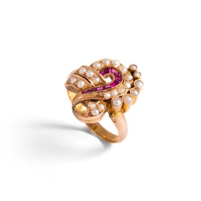 null 18K yellow gold 750‰ ring set with cultured pearls and calibrated red stones.
Traces...