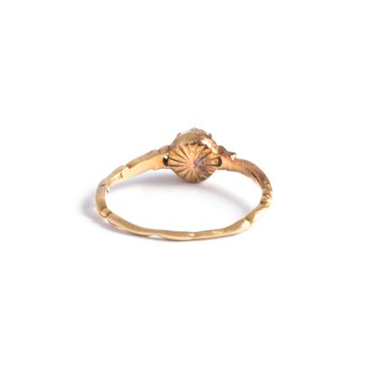 null 18K gold ring 750‰ centered with a rose-cut diamond. Swedish hallmarks.
Wear...